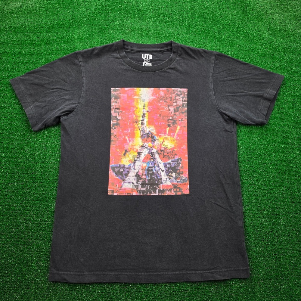 Uniqlo UT Mobile Suit Gundam Last Shooting Graphic Tshirt Mens Medium Black